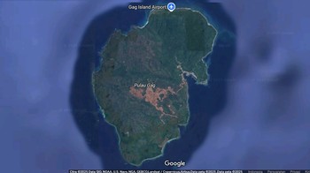 Kerusakan juga tampak di Pulau Gag, Raja Ampat. PT Gag Nikel (GN) beroperasi di Pulau Gag dengan luas ±6.030,53 hektare. Pulau Gag adalah tergolong pulau kecil, di Google Maps pun belum ada resolusi foto satelit yang lebih detil. Foto: Google Maps