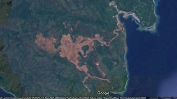 Foto zoom in Google Maps tampak kerusakan di Pulau Gag. Karena ini pulau kecil, aktivitas pertambangan di sana bertentangan dengan UU Nomor 1 Tahun 2014 tentang Pengelolaan Wilayah Pesisir dan Pulau-Pulau Kecil. Foto: Google Maps