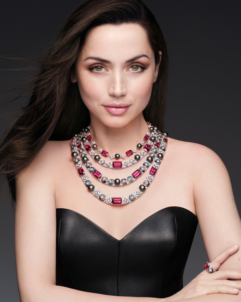 Gaya Anna de Armas di Iklan Perhiasan Louis Vuitton