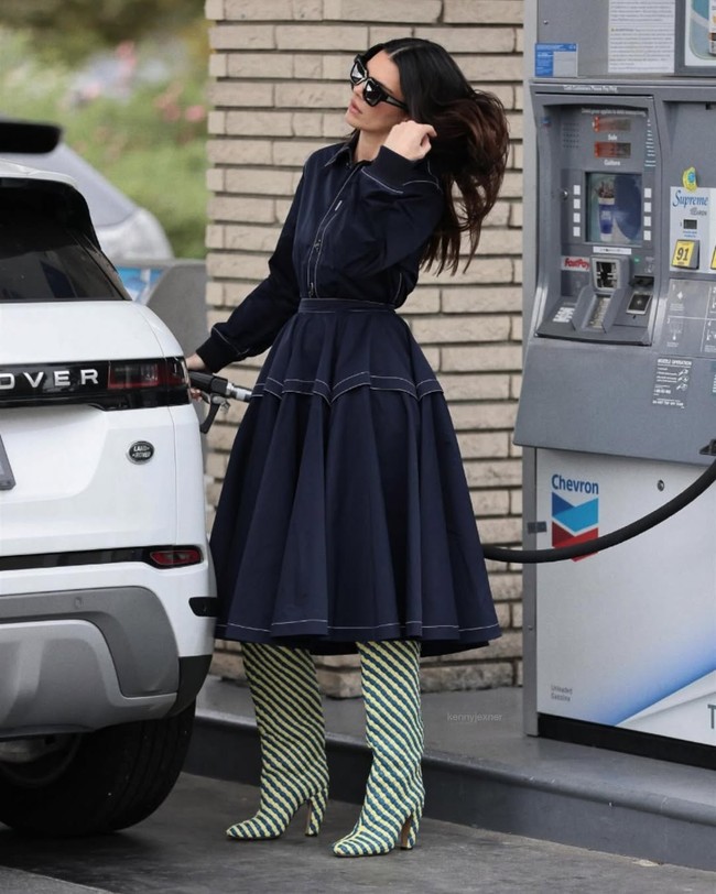 Berbeda dari Indonesia, penyedia jasa pompa bensin di Amerika Serikat memberlakukan sistem self-service. Peraturan tersebut berlaku bagi semua konsumen, tanpa terkecuali para selebriti. Mengisi bensin mobil sendiri baru-baru ini, Kendall Jenner tetap terlihat stylish dengan statement boots Bottega Veneta. (Foto: Instagram)