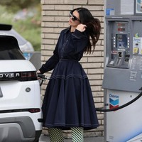 Berbeda dari Indonesia, penyedia jasa pompa bensin di Amerika Serikat memberlakukan sistem self-service. Peraturan tersebut berlaku bagi semua konsumen, tanpa terkecuali para selebriti. Mengisi bensin mobil sendiri baru-baru ini, Kendall Jenner tetap terlihat stylish dengan statement boots Bottega Veneta. (Foto: Instagram)