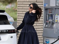 Foto: Saat Seleb Dunia Isi Bensin Tanpa Dibantu Petugas, Gaya Tetap Maksimal