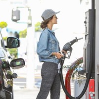 Menetap di Los Angeles, model Brasil Alessandra Ambrosio tampaknya juga terbiasa dengan cara pengisian bensin tanpa petugas. Kamera paparazi menangkap momen tersebut. Tampak ia bergaya sporty dengan padanan jaket denim dan sweat pants yang mempertegas kaki jenjangnya.  (Foto: BG004/Bauer-Griffin/GC Images)