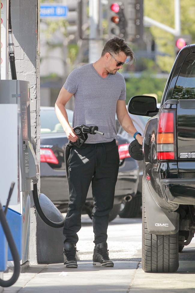 Penampilan aktor Josh Duhamel sederhana, tapi pilihan sneakersnya membuat gayanya tetap menarik saat mengisi bensin. (Foto: Bauer-Griffin/GC Images)