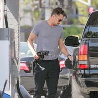 Penampilan aktor Josh Duhamel sederhana, tapi pilihan sneakersnya membuat gayanya tetap menarik saat mengisi bensin. (Foto: Bauer-Griffin/GC Images)