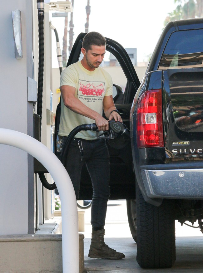 Inilah penampilan kasual aktor Shia Labeouf saat kedapatan sedang mengisi bensin mobil truknya. (Foto: Bauer-Griffin/GC Images)