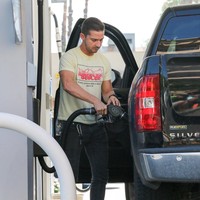 Inilah penampilan kasual aktor Shia Labeouf saat kedapatan sedang mengisi bensin mobil truknya. (Foto: Bauer-Griffin/GC Images)