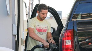 Menurut gugatan tersebut, ia sangat cemburu kepada semua orang, mulai dari pelayan yang bersikap sopan kepadanya hingga mantan tunangannya, aktor Robert Pattinson. Foto: Bauer-Griffin/GC Images