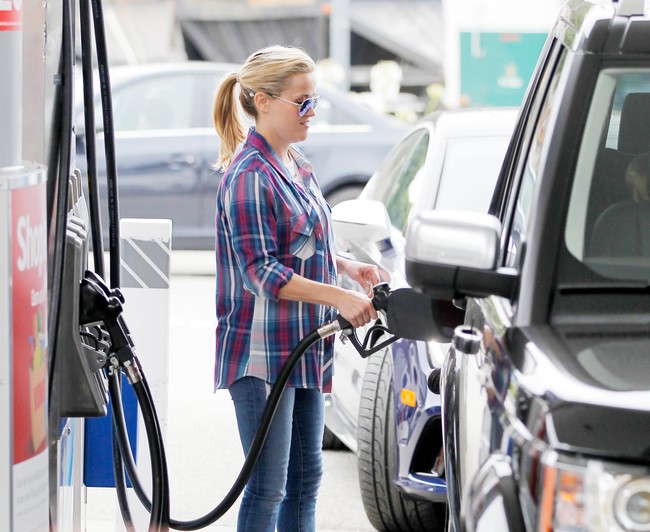 Aktris Reese Witherspoon hampir jarang bepergian dengan supir karena lebih suka menyetir sendiri. Ia pun memastikan gayanya tetap nyaman dengan padanan kemeja flanel dan jeans.  (Foto: Bauer-Griffin/GC Images)
