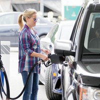Aktris Reese Witherspoon hampir jarang bepergian dengan supir karena lebih suka menyetir sendiri. Ia pun memastikan gayanya tetap nyaman dengan padanan kemeja flanel dan jeans.  (Foto: Bauer-Griffin/GC Images)