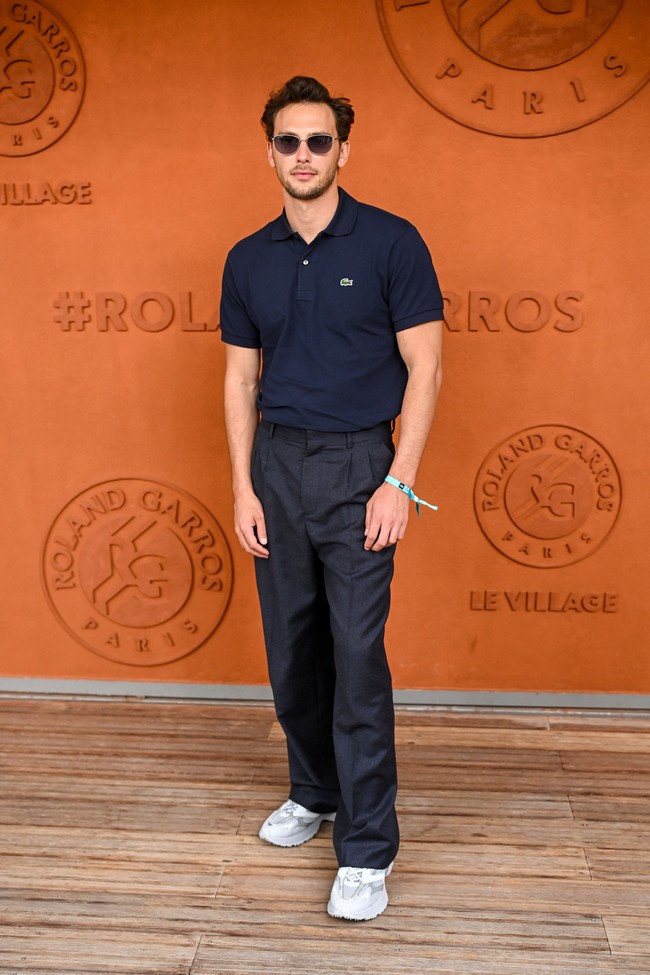 Aktor Cooper Koch memakai poloshirt navy Lacoste dengan celana bahan dan sneakers putih yang tetap menjaga gayanya tetap maksimal sekaligus nyaman. Di pertandingan tersebut, Alcaraz menang 4-6, 6-7 (4), 6-4, 7-6 (3), 7-6 (2). Di dunia fashion, petenis 22 tahun asal Spanyol itu juga merupakan house ambassador Louis Vuitton.  (Foto: Stephane Cardinale/Corbis via Getty Images)