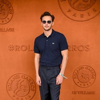 Aktor Cooper Koch memakai poloshirt navy Lacoste dengan celana bahan dan sneakers putih yang tetap menjaga gayanya tetap maksimal sekaligus nyaman. Di pertandingan tersebut, Alcaraz menang 4-6, 6-7 (4), 6-4, 7-6 (3), 7-6 (2). Di dunia fashion, petenis 22 tahun asal Spanyol itu juga merupakan house ambassador Louis Vuitton.  (Foto: Stephane Cardinale/Corbis via Getty Images)