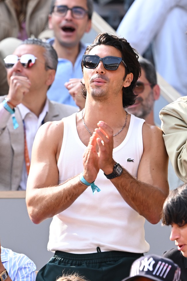 Saat para penonton bergaya preppy dengan busana semi-kasual, aktor Taylor Zakhar Perez memilih kutang putih Lacoste yang memamerkan otot lengannya. (Foto: Stephane Cardinale/Corbis via Getty Images)