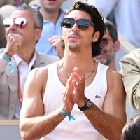 Saat para penonton bergaya preppy dengan busana semi-kasual, aktor Taylor Zakhar Perez memilih kutang putih Lacoste yang memamerkan otot lengannya. (Foto: Stephane Cardinale/Corbis via Getty Images)