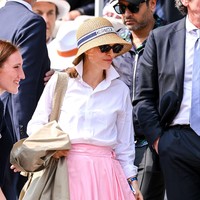 Laga antara Alcaraz dan Sinner di final tunggal pria French Open 2025 itu berlangsung di Court Philippe-Chatrier, Roland Garros, Paris, Prancis, pada Minggu (8/6/2025). Aktris Natalie Portman lantas tampil dengan look ala French riviera dalam padanan blus putih, dipadu rok flare pink yang feminin, berikut topi anyaman dari rumah mode Christian Dior. (Foto: Stephane Cardinale/Corbis via Getty Images)