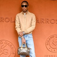Para selebriti pria pun tak kalah stylish saat menyaksikan final satu-satunya grand slam tenis lapangan tanah liat itu. Musisi sekaligus direktur kreatif busana pria Louis Vuitton, Pharrell Williams, datang dengan jaket bomber coklat yang senada dengan lapangan Roland Garros. Atasan tersebut dipadu dengan jeans berpotongan cut-bray dan aksesori berupa kacamata, jam fancy Richard Mille, dan tentu saja Speedy Bag, tas signature keluaran LV. (Foto: Stephane Cardinale/Corbis via Getty Images)
