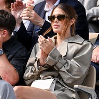 Miss Universe 2016 Iris Mittenaere tampil stylish berkat dress bergaya coat yang membungkus tubuhnya. Potongan busana jatuh di atas pangkal paha yang mengekspos kaki jenjang perempuan berdarah Prancis itu. (Foto: Stephane Cardinale/Corbis via Getty Images)