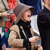 Aktris Lily Collins pun tak melewatkan laga yang berakhir dengan kemenangan Alcaraz. Kombinasi palet coklat, seperti mocha mousse yang menjadi color of the year 2025 versi Pantone, menjadi andalan Bintang Emily in Paris itu. Tanpa terkecuali tas ikonis Flap Bag Chanel. (Foto: Pierre Suu/WireImage)