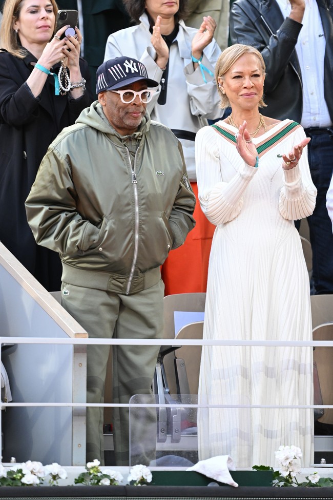 Busana dari Lacoste juga menemani penampilan sutradara Spike Lee. Suka bergaya nyentrik, Spike Lee memilih tampilan monokrom dengan jaket bomber dan celana panjang serba hijau. (Foto: Stephane Cardinale/Corbis via Getty Images)