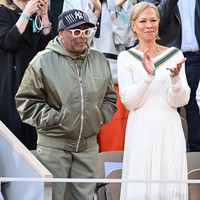 Busana dari Lacoste juga menemani penampilan sutradara Spike Lee. Suka bergaya nyentrik, Spike Lee memilih tampilan monokrom dengan jaket bomber dan celana panjang serba hijau. (Foto: Stephane Cardinale/Corbis via Getty Images)