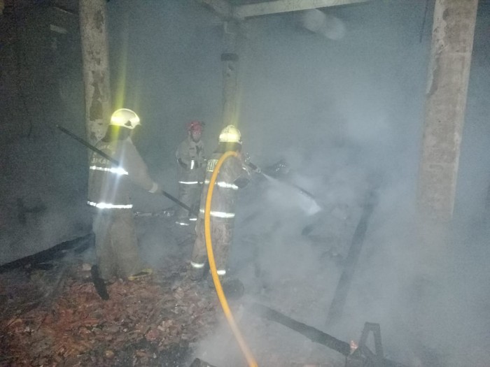 Gedung vihara di Cilincing, Jakarta Utara (Jakut) dilanda kebakaran pada dini hari tadi. Kebakaran diduga karena masalah kelistrikan. (dok Damkar Jakut)