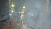 Sebanyak 13 unit mobil damkar beserta 47 personel dikerahkan untuk memadamkan kebakaran viraha itu. Proses pemadaman dinyatakan berakhir pukul 03.14 WIB. (dok Damkar Jakut)