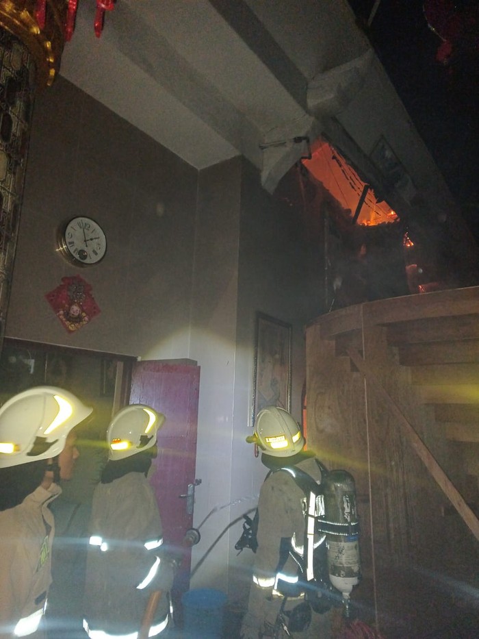 Gedung vihara di Cilincing, Jakarta Utara (Jakut) dilanda kebakaran pada dini hari tadi. Kebakaran diduga karena masalah kelistrikan. (dok Damkar Jakut) Gedung vihara di Cilincing, Jakarta Utara (Jakut) dilanda kebakaran pada dini hari tadi. Kebakaran diduga karena masalah kelistrikan. (dok Damkar Jakut)