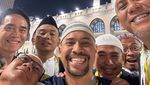 Potret Hendy Drummer GIGI Semringah Jalani Rangkaian Ibadah Haji Bareng Istri