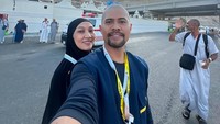 Masyaallah... matahari besar menyinari Mina. Subhanallah Alhamdulillah La Ilaha Illallah Allahu Akbar, tulis Hendy saat berada di Jamarat, Mina. Foto: dok. Instagram Gusti Hendy