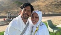 Gusty Hendy foto bersama istri di Jabal Rahmah, Arafah. Foto: dok. Instagram Gusti Hendy