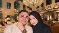 Momen makan mewah lain juga mereka tunjukkan. Saat itu, Irish dan suamminya makan di sebuah restoran berkonsep klasik. Foto: Instagram @_irishbella