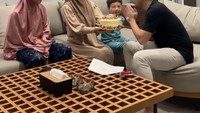 Kalau ini kebersamaan Irish Bella dan anak-anaknya saat merayakan ulang tahun sang suami. Mereka merayakannya dengan sederhana bersama kue keju yang dihiasi buah segar. Foto: Instagram @_irishbella