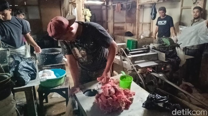Jasa penggilingan daging di Pasar Cikurubuk, Tasikmalaya