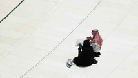 Baik laki-laki maupun perempuan tampak khusyuk berdoa di depan Kabah. Foto: Saudi Press Agency (SPA)