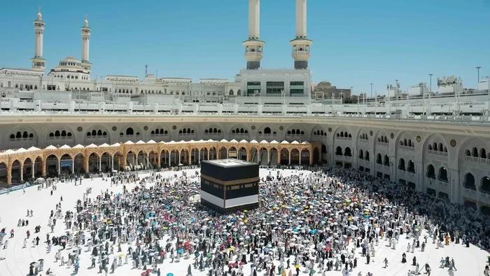Jemaah haji melakukan tawaf ifadhah di Masjidil Haram, Makkah, Minggu, 8 Juni 2025.