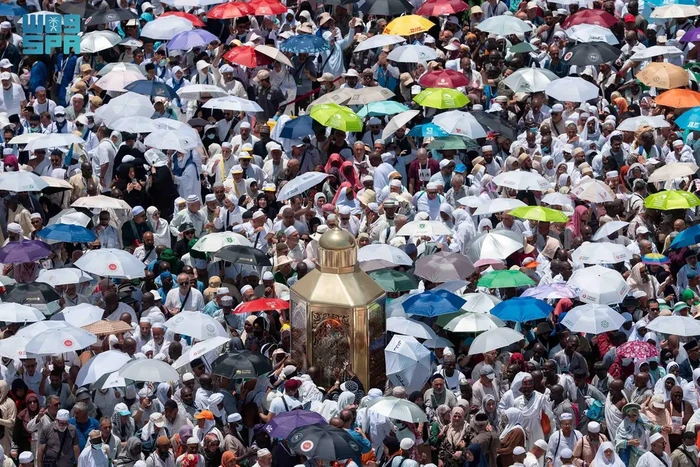 Jemaah haji melakukan tawaf ifadhah di Masjidil Haram, Makkah, Minggu, 8 Juni 2025.