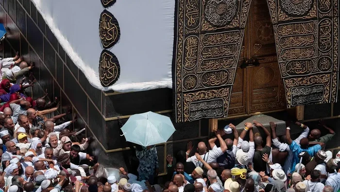 Jemaah haji melakukan tawaf ifadhah di Masjidil Haram, Makkah, Minggu, 8 Juni 2025.