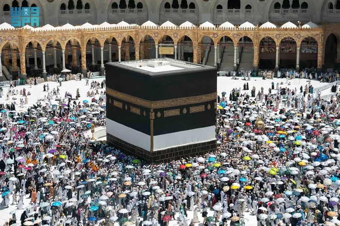 Jemaah haji melakukan tawaf ifadhah di Masjidil Haram, Makkah, Minggu, 8 Juni 2025.