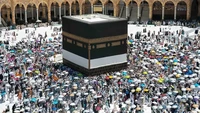 Jemaah melaksanakan tawaf wada atau tawaf perpisahan. Arus deras jemaah terpantau pada Minggu, 8 Juni 2025. Foto: Saudi Press Agency (SPA)
