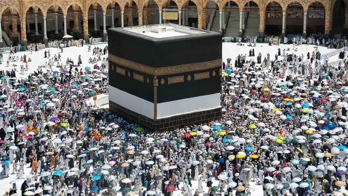 Jemaah haji 2025 melakukan tawaf