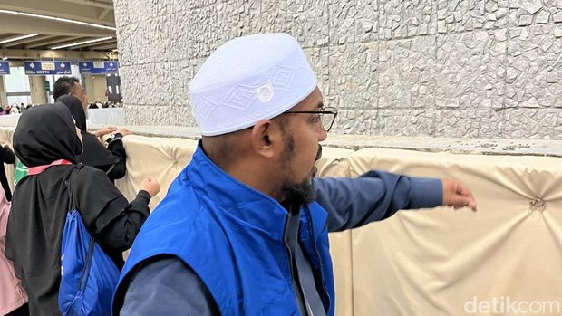 Syekh Fikri Thoriq, pembimbing haji jemaah Aida Tourindo saat melempar jumrah di Mina, Sabtu (7/6/2025).