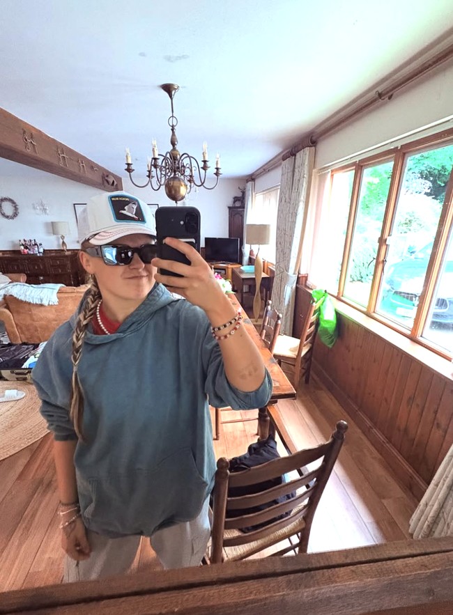 Bebebrapa waktu lalu di acara Celebrity Big Brother, JoJo curhat dengan sesama peserta Celebrity Big Brother, Danny Beard, dan mengaku  tidak lagi mengidentifikasi dirinya sebagai lesbian. Aku selalu bilang pada diriku sendiri bahwa aku lesbian. Tapi di sini, aku menyadari, Oh tidak, aku bukan lesbian, aku queer. Aku pikir itu keren,  ujar JoJo jujur. Foto: dok. Instagram @itsjojosiwa