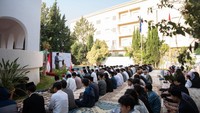 Mahasiswa Jurusan Fiqh Wa Ushuluhu Universitas Az-Zaitunah Tunisia, Fairus Ramadhan menggambarkan bagaimana perayaan Idul Adha di Tunisia. Ia menyebut, di Tunisia diadakan konser-konser bernuansa Islami dan kaya budaya tradisional untuk menyambut Idul Adha. Juga ada perlombaan tilawatul quran yang diikuti masyarakat. Kebudayaan ini selalu terjaga di kalangan warga lokal dan marak diadakan di kota suci Kairouan. Sementara, foto ini adalah potret salat Id di KBRI di Tunisia. Foto: Fairus Ramadhan/PPI Dunia