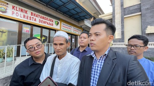 Kakak AI, Achmad Sodikin (tengah) didampingi kuasa hukumnya Agung Handi (kanan) saat ditemui di Polresta Denpasar, Senin (9/6/2025).