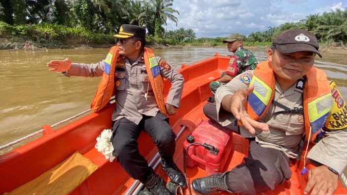 Kapolres Inhu AKBP Fahrian Siregar turut ikut melakukan pencarian bocah korban tenggelam.