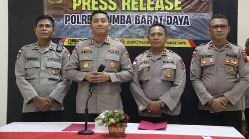 Kapolres Sumba Barat Daya, AKBP Harianto Rantesalu, saat konferensi pers terkait Aipda Paulus Salo.
