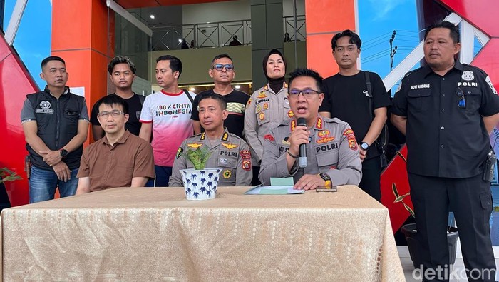 Kapolresta Jambi Kombes Boy memberikan keterangan perkembangan kesehatan bayi yang ditemukan di Panti Sosial Harapan Mulia