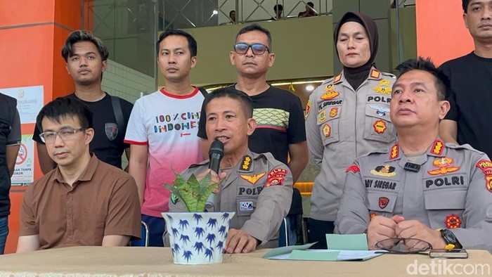Karumkit Bhayangkara dan Kapolresta Jambi memberikan keterangan kondisi terkini bayi yang ditemukan di Panti Sosial Harapan Mulia