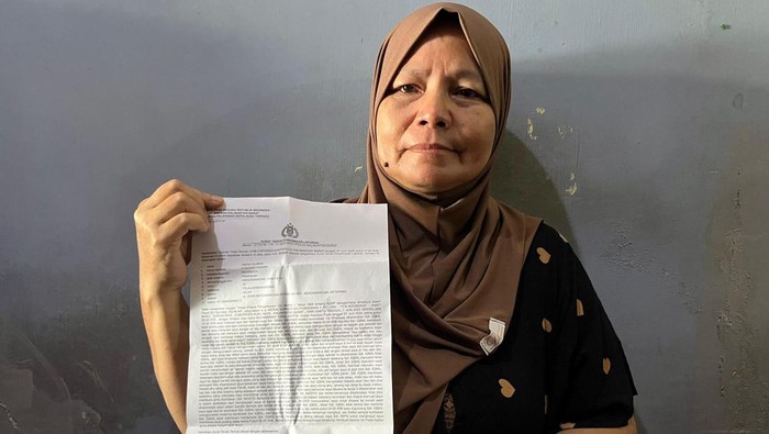 Kasus dugaan penganiayaan dan pelecehan di Kalbar. Ibu korban menunjukkan bukti laporan polisi