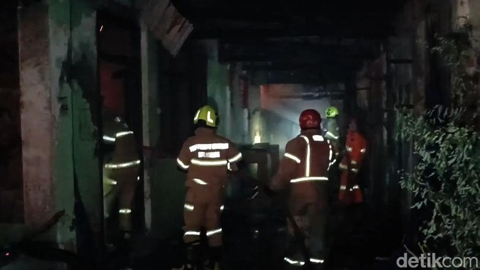 Kebakaran rumah di Jalan Rehabilitasi Makassar.